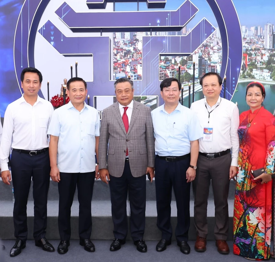 Ông Trần Sỹ Thanh - Chủ tịch Thành phố Hà Nội - tham quan không gian trưng bày “Truyền thống và Sáng tạo Hà Nội 2025”. Ông Trần Sỹ Thanh - Chủ tịch Thành phố Hà Nội - tham quan không gian trưng bày “Truyền thống và Sáng tạo Hà Nội 2025”.