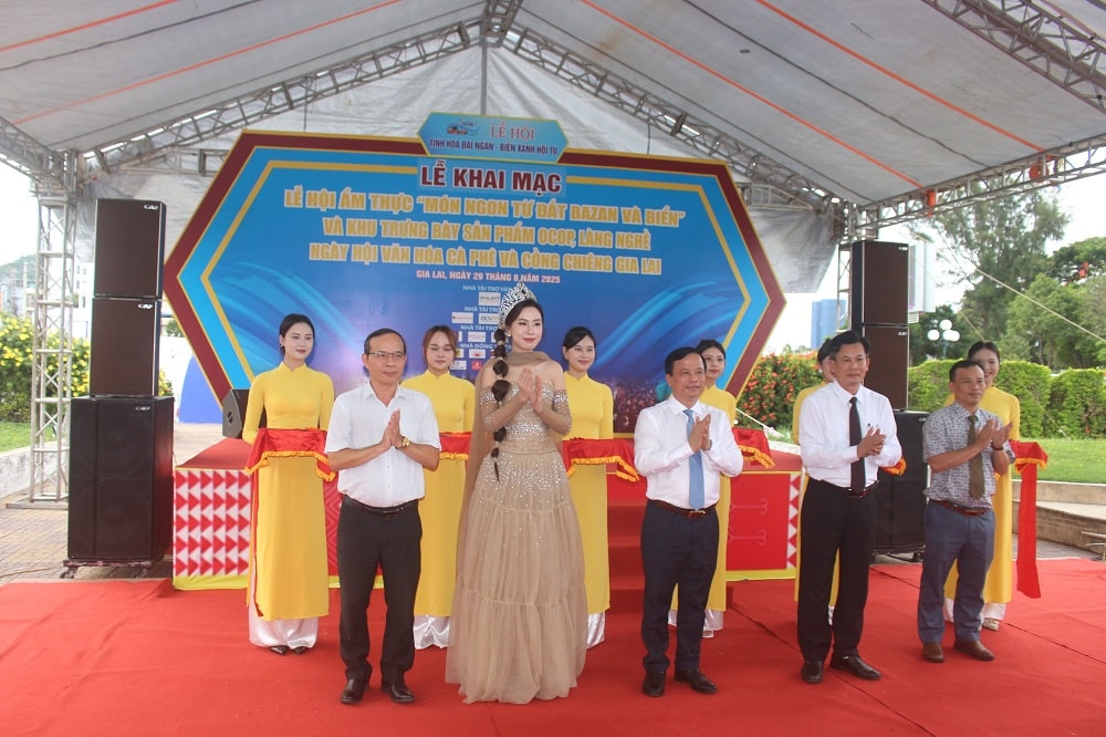 C&#xE0; ph&#xEA;, c&#x1ED3;ng chi&#xEA;ng v&#xE0; c&#xE1; ng&#x1EEB; &#x111;&#x1EA1;i d&#x1B0;&#x1A1;ng l&#xE0;m n&#xF3;ng l&#x1EC5; h&#x1ED9;i Gia Lai