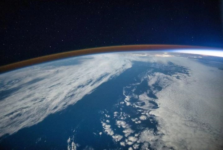 Việc phục hồi tầng ozone bảo vệ chúng ta khỏi tia UV, nhưng nó cũng có thể thúc đẩy hiện tượng nóng lên toàn cầu nhiều hơn so với suy nghĩ trước đây, thách thức những giả định về tiến trình khí hậu. Nguồn: Shutterstock