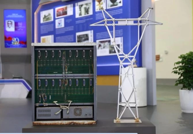 Các hiện vật và mô hình như cột Dự án đường dây 500 kV Bắc - Nam mạch 1 và Tổng đài kỹ thuật số VTC do Công ty VTC nghiên cứu lắp ráp, cho thấy trình độ khoa học kỹ thuật ngày càng cao của các kỹ sư trong nước. Các hiện vật và mô hình như cột Dự án đường dây 500 kV Bắc - Nam mạch 1 và Tổng đài kỹ thuật số VTC do Công ty VTC nghiên cứu lắp ráp, cho thấy trình độ khoa học kỹ thuật ngày càng cao của các kỹ sư trong nước.