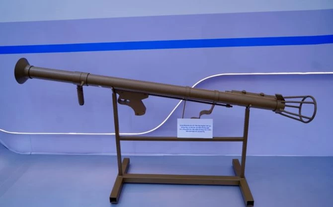 Triển lãm trưng bày súng Bazooka và súng SKZ do kỹ sư Trần Đại Nghĩa và các cộng sự cải tiến, chế tạo. Tháng 11/1946, kỹ sư Trần Đại Nghĩa đã nghiên cứu và sản xuất đạn Bazooka với sức xuyên tương đương sản phẩm của Mỹ. Triển lãm trưng bày súng Bazooka và súng SKZ do kỹ sư Trần Đại Nghĩa và các cộng sự cải tiến, chế tạo. Tháng 11/1946, kỹ sư Trần Đại Nghĩa đã nghiên cứu và sản xuất đạn Bazooka với sức xuyên tương đương sản phẩm của Mỹ.