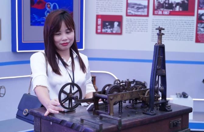Một hiện vật quan trọng khác là máy điện báo Huygo nặng 100 kg, dùng để truyền những mệnh lệnh cách mạng và mệnh lệnh toàn quốc kháng chiến tháng 12/1946. Một hiện vật quan trọng khác là máy điện báo Huygo nặng 100 kg, dùng để truyền những mệnh lệnh cách mạng và mệnh lệnh toàn quốc kháng chiến tháng 12/1946.