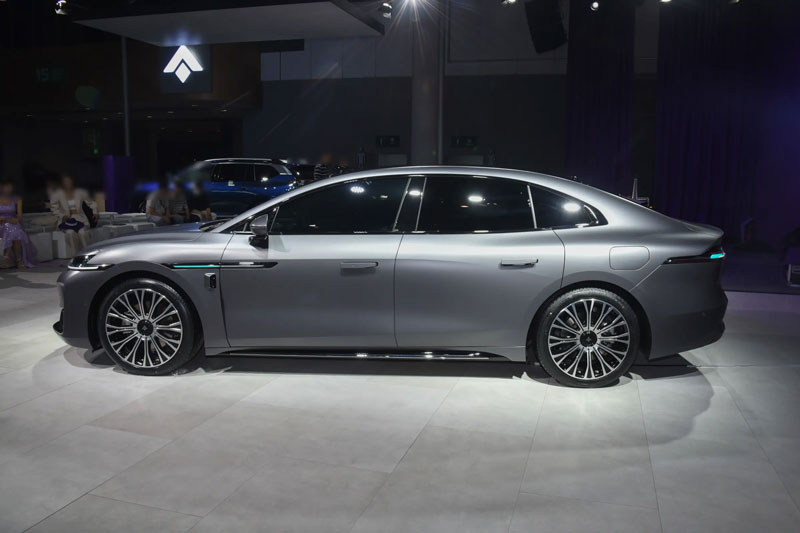 Xe sedan hạng sang dài hơn 5,1 mét, giá hơn 1,1 tỷ đồng, so kè cùng Xiaomi SU7