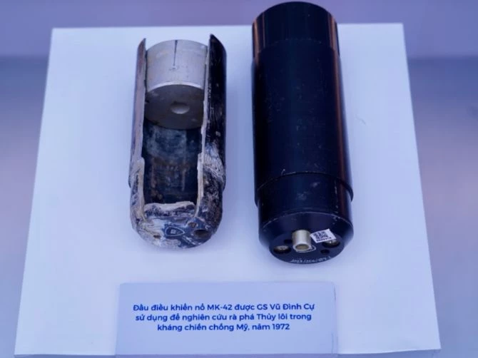Đầu điều khiển nổ MK-42 được GS. Vũ Đình Cự sử dụng để nghiên cứu rà phá Thủy lôi trong kháng chiến chống Mỹ, năm 1972. Đầu điều khiển nổ MK-42 được GS. Vũ Đình Cự sử dụng để nghiên cứu rà phá Thủy lôi trong kháng chiến chống Mỹ, năm 1972.