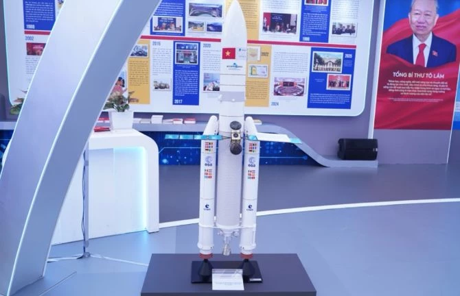Mô hình tên lửa đẩy, đưa vệ tinh Vinasat-2 lên quỹ đạo năm 2012. Mô hình tên lửa đẩy, đưa vệ tinh Vinasat-2 lên quỹ đạo năm 2012.