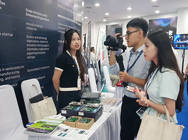Giới Thiệu Các Sản Phẩm Mới Của Ngành Công Nghiệp Bán Dẫn Tại "Ngày Vi Mạch Bán Dẫn Đà Nẵng 2025". Giới Thiệu Các Sản Phẩm Mới Của Ngành Công Nghiệp Bán Dẫn Tại "Ngày Vi Mạch Bán Dẫn Đà Nẵng 2025".