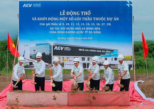 Động thổ xây dựng nhà ga hàng hoá sân bay quốc tế Đà Nẵng ngày 30/8. Động thổ xây dựng nhà ga hàng hoá sân bay quốc tế Đà Nẵng ngày 30/8.