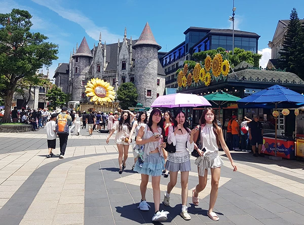 Du khách đến Khu du lịch Sun World Ba Na Hills (Đà Nẵng) tăng cao trong dịp nghỉ lễ 2/9. Du khách đến Khu du lịch Sun World Ba Na Hills (Đà Nẵng) tăng cao trong dịp nghỉ lễ 2/9.