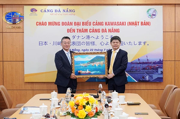 Ông Trần Lê Tuấn - Tổng giám đốc Cảng Đà Nẵng (phải) chào đón đoàn đại biểu của Cảng Kawasaki (Nhật Bản) đến thăm Cảng Đà Nẵng. Ông Trần Lê Tuấn - Tổng giám đốc Cảng Đà Nẵng (phải) chào đón đoàn đại biểu của Cảng Kawasaki (Nhật Bản) đến thăm Cảng Đà Nẵng.