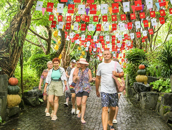 Du khách nước ngoài đến tham quan, nghỉ dưỡng tại Công viên suối khoáng nóng Núi Thần Tài (Đà Nẵng) trong dịp lễ 2/9 năm nay. Du khách nước ngoài đến tham quan, nghỉ dưỡng tại Công viên suối khoáng nóng Núi Thần Tài (Đà Nẵng) trong dịp lễ 2/9 năm nay.