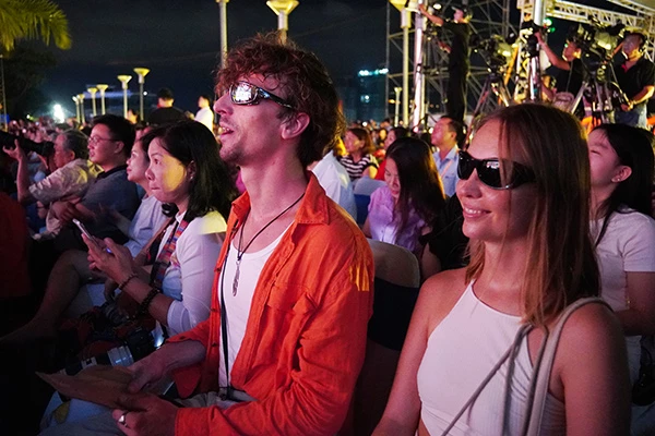 Khán giả trong và ngoài nước đến với Da Nang Concert 2025. Khán giả trong và ngoài nước đến với Da Nang Concert 2025.