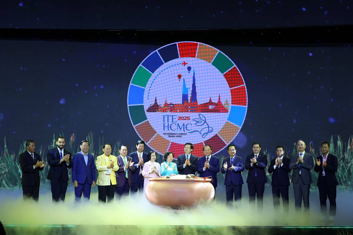 TP H&#x1ED3; Ch&#xED; Minh h&#x1B0;&#x1EDB;ng &#x111;&#x1EBF;n si&#xEA;u &#x111;&#xF4; th&#x1ECB; du l&#x1ECB;ch h&#x1EA5;p d&#x1EAB;n