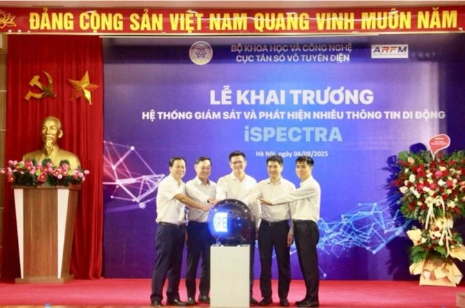 Nghi thức bấm nút Khai trương Nền tảng giám sát và phát tín hiệu nhiễu thông tin di động iSpectra Nghi thức bấm nút Khai trương Nền tảng giám sát và phát tín hiệu nhiễu thông tin di động iSpectra