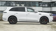 SUV hạng sang dài hơn 5 mét, công suất 526 mã lực, giá gần 1,1 tỷ đồng