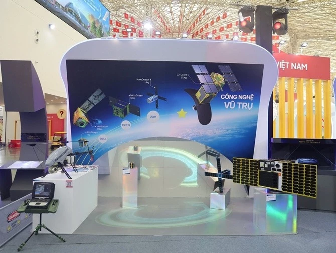 Các mô hình vệ tinh, máy bay không người lái do Viện Hàn lâm Khoa học và Công nghệ Việt Nam nghiên cứu thành công được trưng bày tại triển lãm thành tựu khoa học công nghệ, đổi mới sáng tạo và chuyển đổi số dịp Quốc khánh 2/9 Các mô hình vệ tinh, máy bay không người lái do Viện Hàn lâm Khoa học và Công nghệ Việt Nam nghiên cứu thành công được trưng bày tại triển lãm thành tựu khoa học công nghệ, đổi mới sáng tạo và chuyển đổi số dịp Quốc khánh 2/9