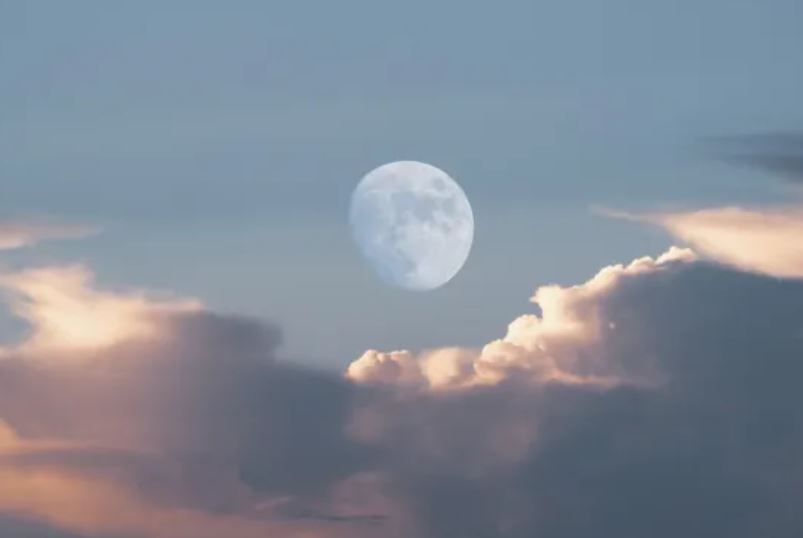 Khám phá bí ẩn thiên văn: Lý do Mặt Trăng xuất hiện giữa ban ngày