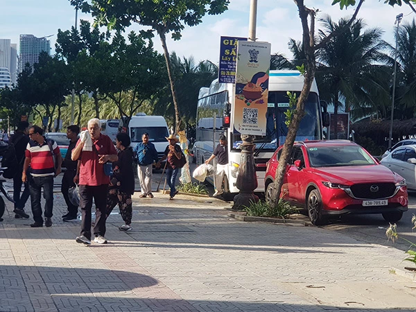 Xe du lịch dừng đỗ đón, trả khách trên tuyến đường ven biển Võ Nguyên Giáp (Đà Nẵng).