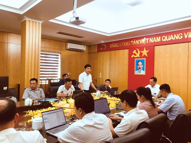 Ông Hà Trọng Nhân (Viện trưởng - Viện Ứng dụng công nghệ và Đào tạo phát triển nguồn nhân lực ) trình phát biểu trao đổi giải pháp tại hội nghị Ông Hà Trọng Nhân (Viện trưởng - Viện Ứng dụng công nghệ và Đào tạo phát triển nguồn nhân lực ) trình phát biểu trao đổi giải pháp tại hội nghị