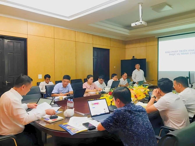 Đại diện lãnh đạo UBND và các đại biểu tham dự tham gia đóng góp ý kiến Đại diện lãnh đạo UBND và các đại biểu tham dự tham gia đóng góp ý kiến