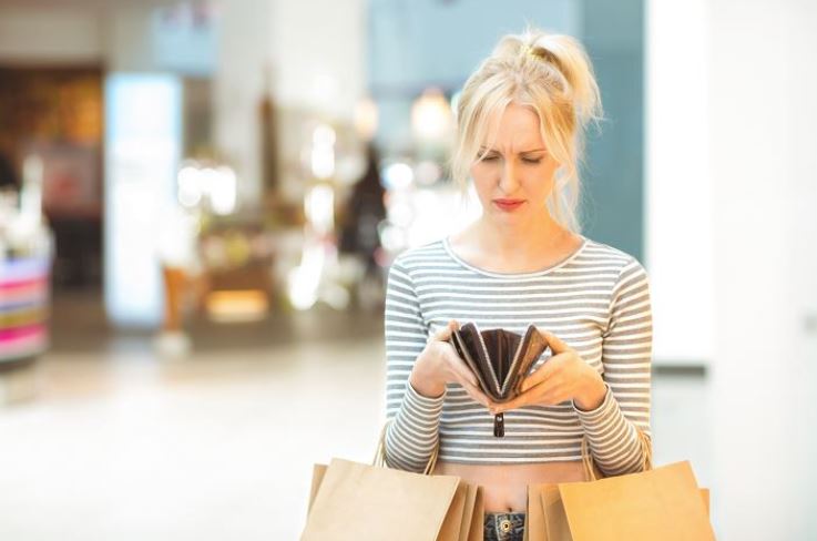 Những khoản chi âm thầm 'đốt tiền' khiến bạn khó 'thoát nghèo'