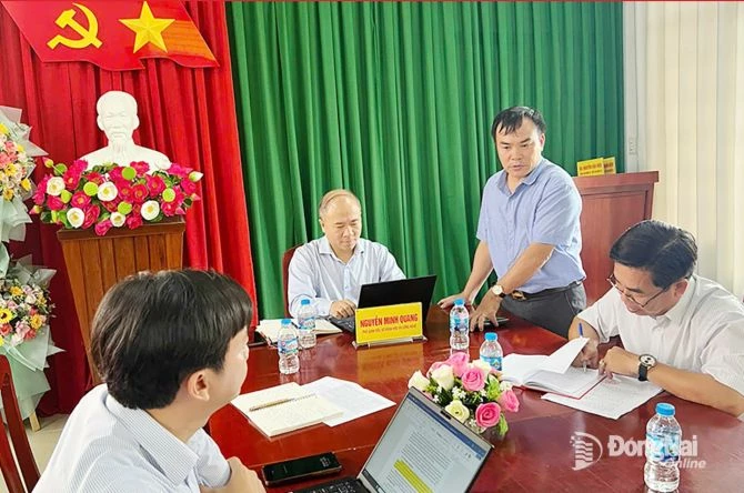 Phó Bí thư Đảng ủy, Chủ tịch UBND xã Phú Hòa Nguyễn Văn Viện chia sẻ ý kiến tại buổi làm việc với đoàn công tác của Sở Khoa học và Công nghệ tỉnh Đồng Nai. Ảnh: Báo Đồng Nai Phó Bí thư Đảng ủy, Chủ tịch UBND xã Phú Hòa Nguyễn Văn Viện chia sẻ ý kiến tại buổi làm việc với đoàn công tác của Sở Khoa học và Công nghệ tỉnh Đồng Nai. Ảnh: Báo Đồng Nai