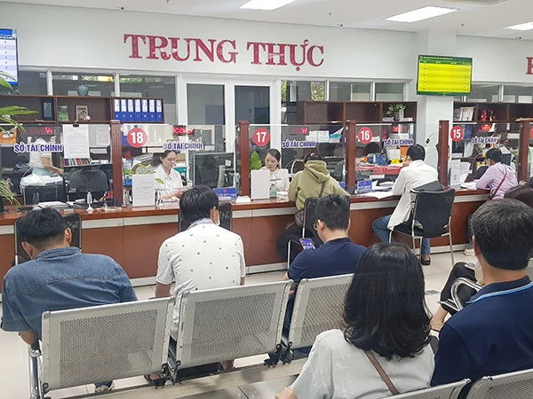 Người dân, doanh nghiệp đến giao dịch với Sở Tài chính Đà Nẵng tại Tung tấm Phục vụ hành chính công TP. Người dân, doanh nghiệp đến giao dịch với Sở Tài chính Đà Nẵng tại Tung tấm Phục vụ hành chính công TP.