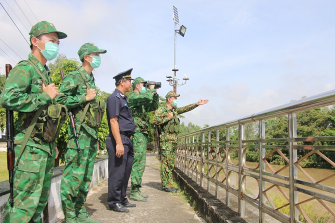 “Căng mình” chống buôn lậu mùa nước nổi vùng biên