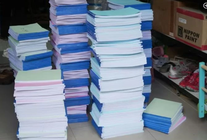 Tang vật thu giữ là những giáo trình photocopy trái phép. Ảnh: Công an Cần Thơ. Tang vật thu giữ là những giáo trình photocopy trái phép. Ảnh: Công an Cần Thơ.