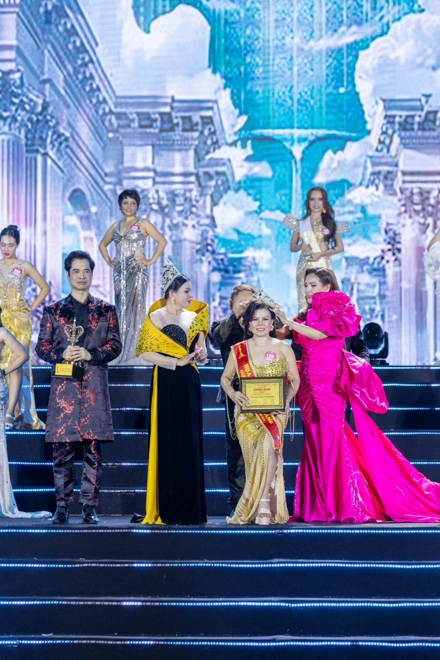 Khoảnh khắc đăng quang của nữ doanh nhân. Khoảnh khắc đăng quang của nữ doanh nhân.