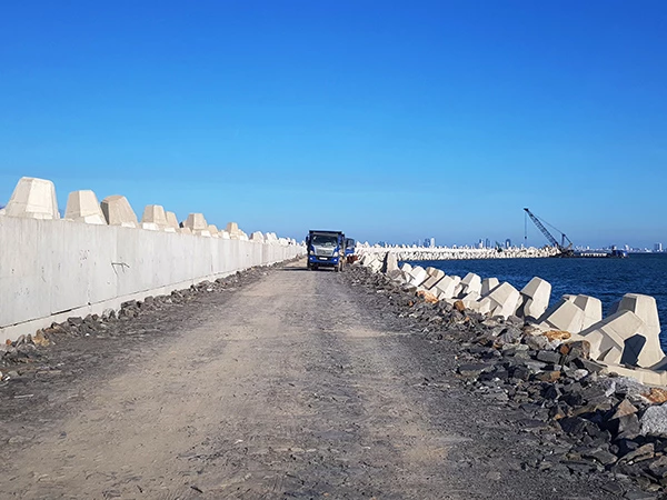 Hạng mục đê - kè chắn sóng của cảng Liên Chiểu đã cơ bản về đích, bảo đảm an toàn trước mùa mưa bão 2025.