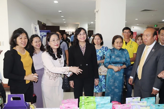 +ảnh 2: +ảnh 3: Các đại biểu tham quan tại một gian hàng trưng bày sản phẩm.