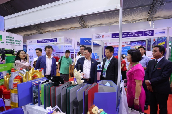 Vượt điểm nghẽn thể chế để công nghiệp Việt Nam 'cất cánh'