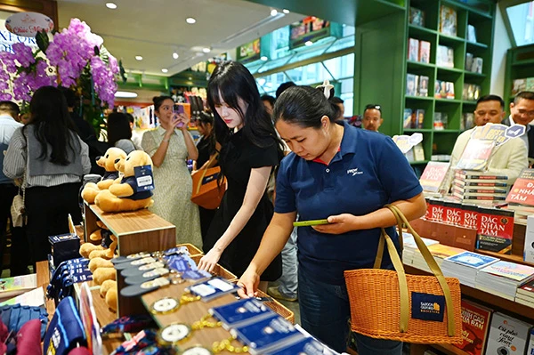 Bạn đọc đến với nhà sách Saigon Oxford Bookstore.