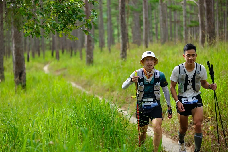 Prenn Trail Summit Các vận động viên sẽ băng qua địa hình gồ ghề, hiểm trở, từ rừng già bạt ngàn đến những thung lũng sâu thẳm, từ cao nguyên Di Linh lên cao nguyên Lâm Viên. 