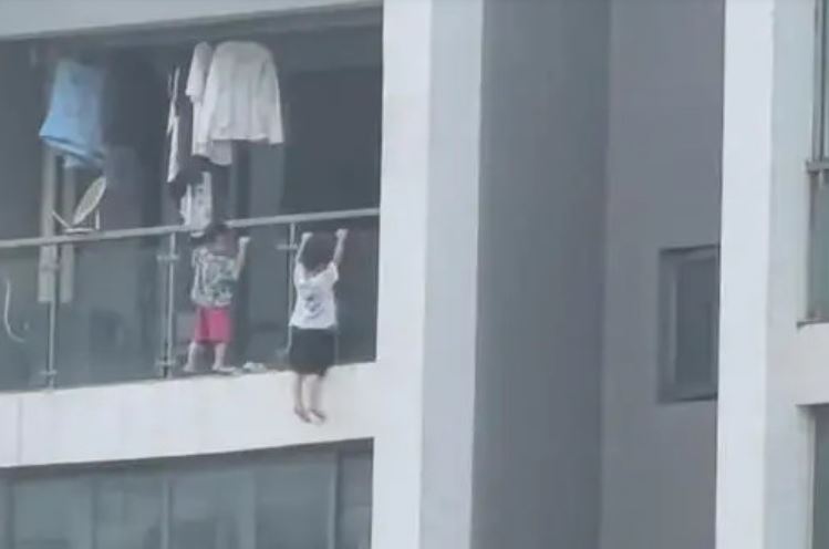 Thót tim cảnh 2 bé trai leo ban công tầng 13 làm động tác hít xà đơn