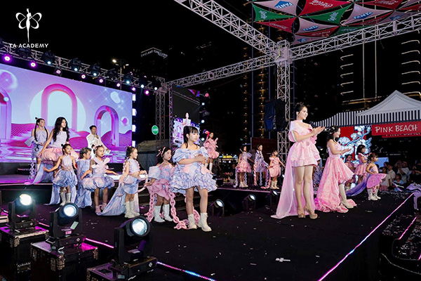 Sân khấu Pink Beach: Nơi lan toả thông điệp về biển Đà Nẵng