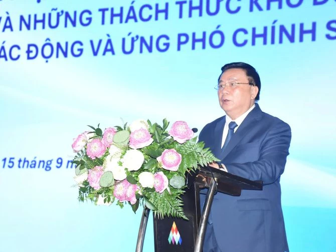 GS. TS Nguyễn Xuân Thắng, Ủy viên Bộ Chính trị, Giám đốc Học viện Chính trị quốc gia Hồ Chí Minh, Chủ tịch Hội đồng Lý luận Trung ương. GS. TS Nguyễn Xuân Thắng, Ủy viên Bộ Chính trị, Giám đốc Học viện Chính trị quốc gia Hồ Chí Minh, Chủ tịch Hội đồng Lý luận Trung ương.