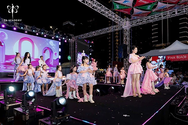 San khấu Pink Beach lan toả thông điệp về biển Đà Nẵng.