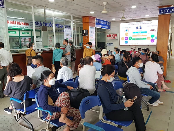 Người dân đến khám, chữa bệnh tại các cơ sở y tế công lập trên địa bàn Đà Nẵng.
