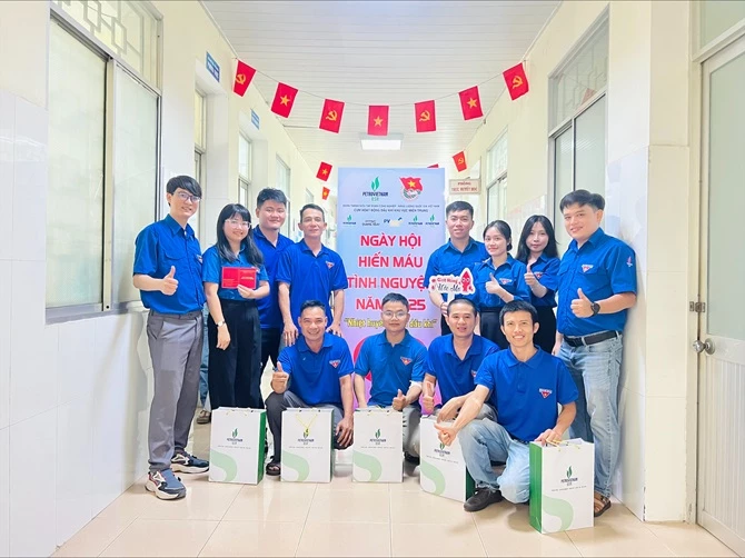 Hiến máu tình nguyện là một hoạt động mang ý nghĩa nhân văn sâu sắc Hiến máu tình nguyện là một hoạt động mang ý nghĩa nhân văn sâu sắc