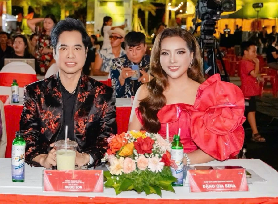 Chủ tịch và danh ca Ngọc Sơn. Chủ tịch và danh ca Ngọc Sơn.