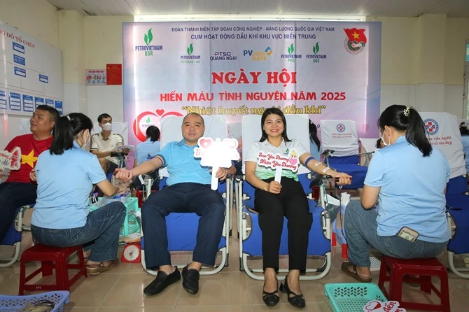 Nhiều cặp vợ chồng cùng nhau hiến máu Nhiều cặp vợ chồng cùng nhau hiến máu
