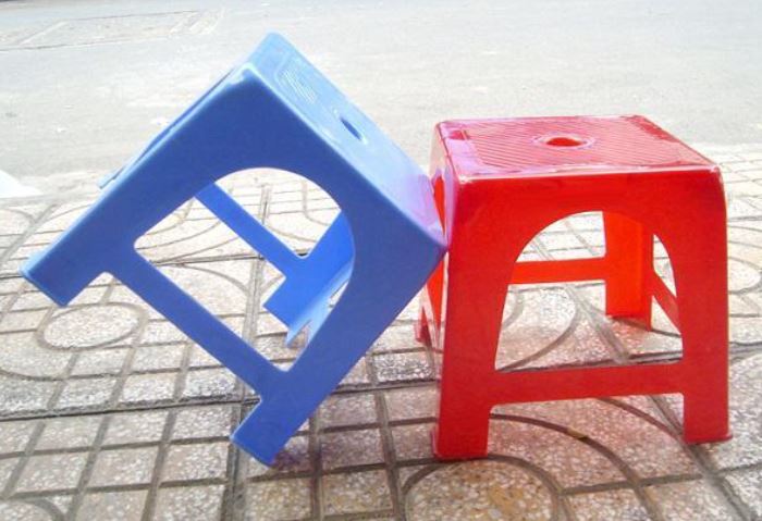 Bí mật ít ai biết về chiếc lỗ tròn trên mặt ghế nhựa