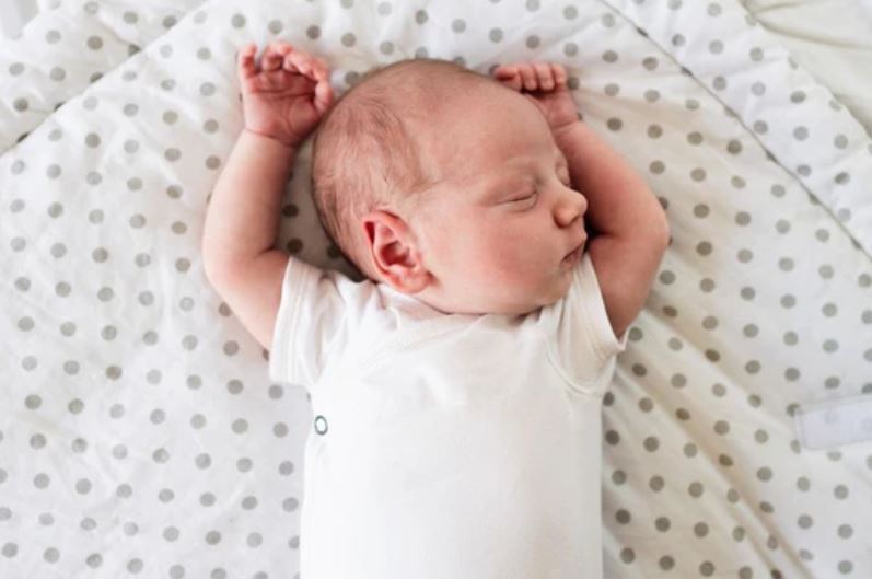 Bí mật tư thế ngủ giơ tay như đầu hàng của trẻ sơ sinh