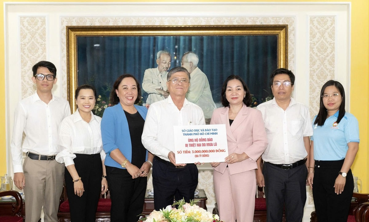 Hơn 17 tỷ đồng từ phong trào 'không hoa khai giảng' gửi tới đồng bào vùng bão lũ