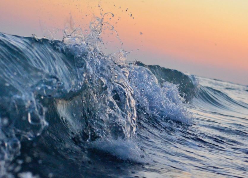 Giải mã bí ẩn: Vì sao biển lại có sóng?