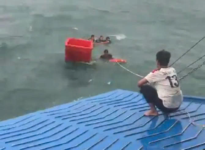 Tàu Superdong VII cứu sống 2 ngư dân trên biển Tây Nam