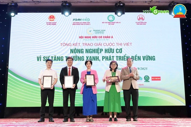 Đại diện ban tổ chức trao giải cuộc thi viết "Nông nghiệp hữu cơ vì sự tăng trưởng xanh, phát triển bền vững" Đại diện ban tổ chức trao giải cuộc thi viết "Nông nghiệp hữu cơ vì sự tăng trưởng xanh, phát triển bền vững"
