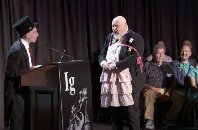 Chế độ ăn kiêng Teflon, Bò ngựa vằn và sữa tỏi: Những nghiên cứu độc lạ chiến thắng tại Giải Ig Nobel lần thứ 35