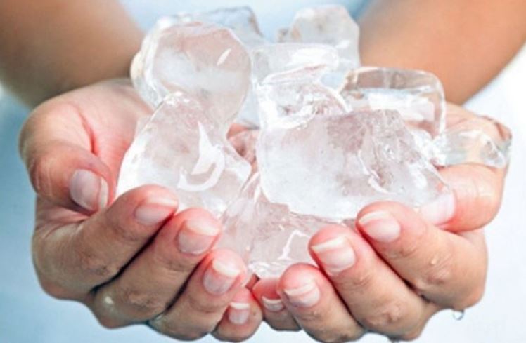 Vì sao đá lạnh có thể dính vào tay khi cầm?